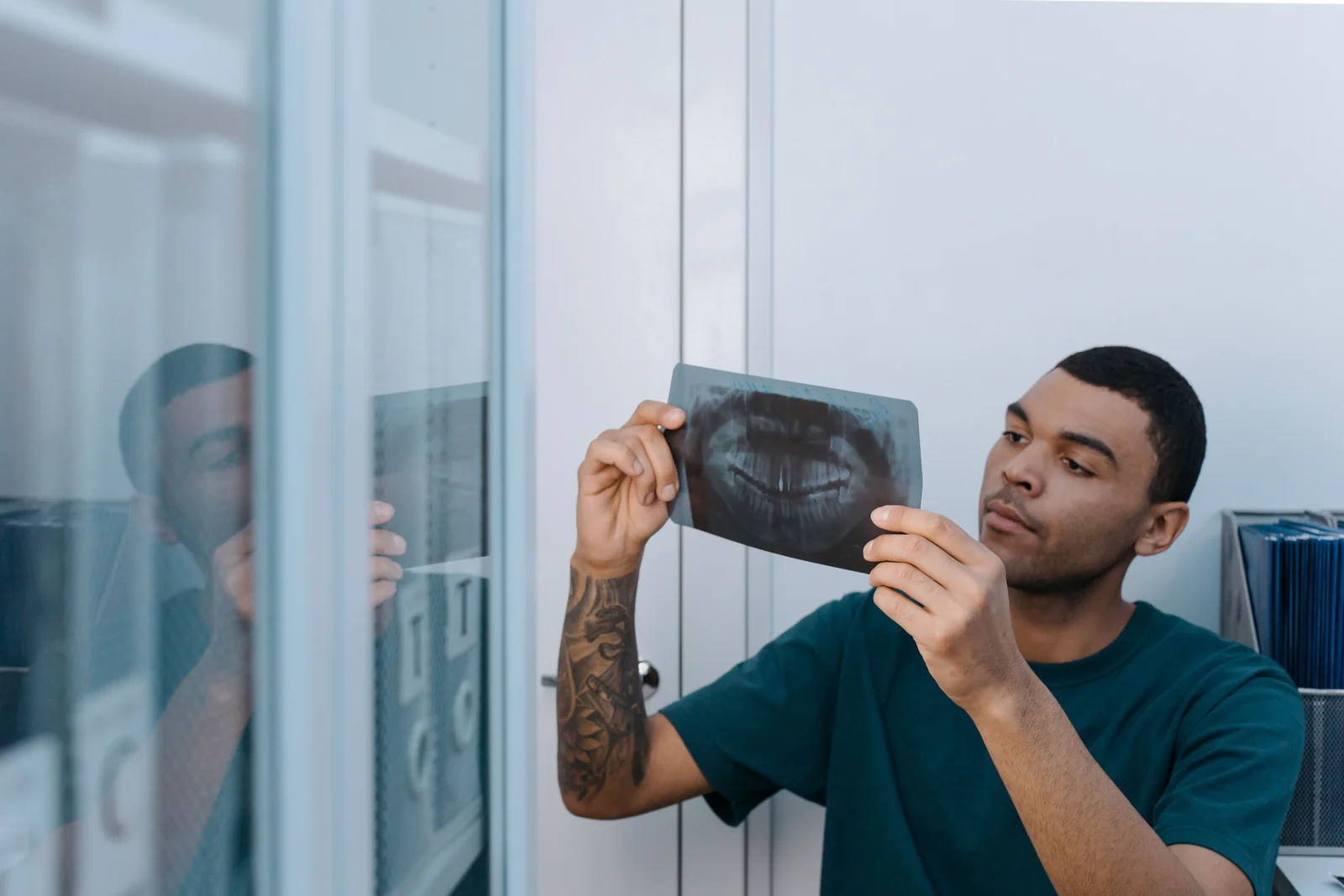 Homem observando radiografia panoramica contra a luz