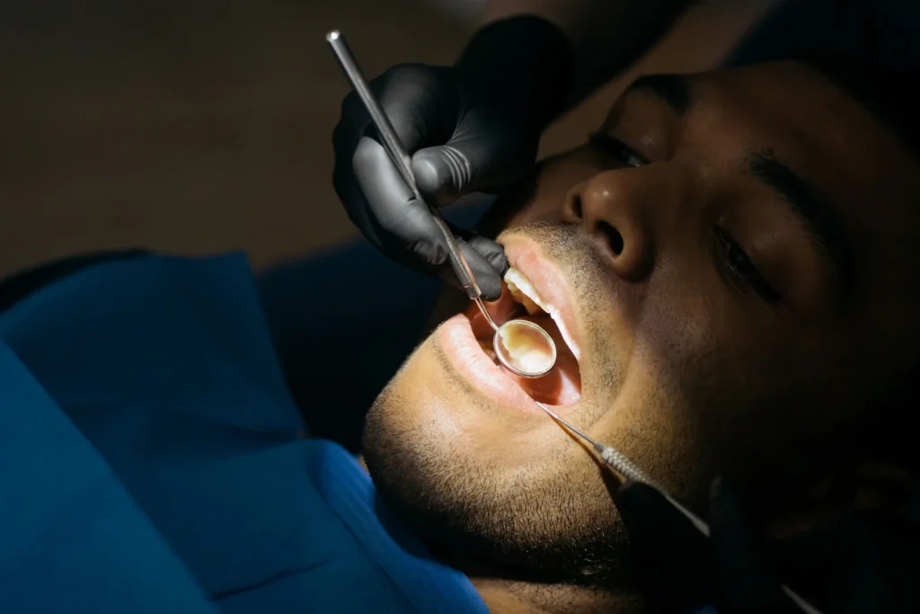Paciente em atendimento odontologico com apoio da cabeca e do pescoco