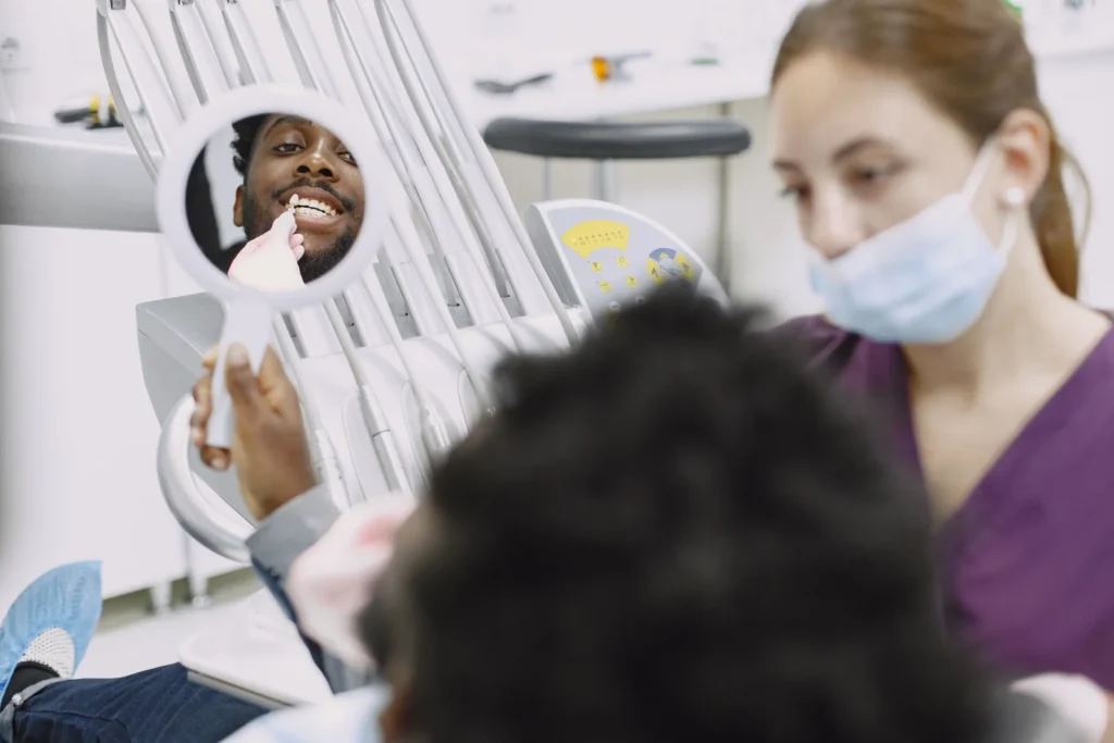 Paciente observando o resultado do tratamento no espelho durante consulta