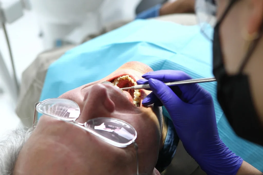 Exame odontologico intraoral com espelho e instrumentos