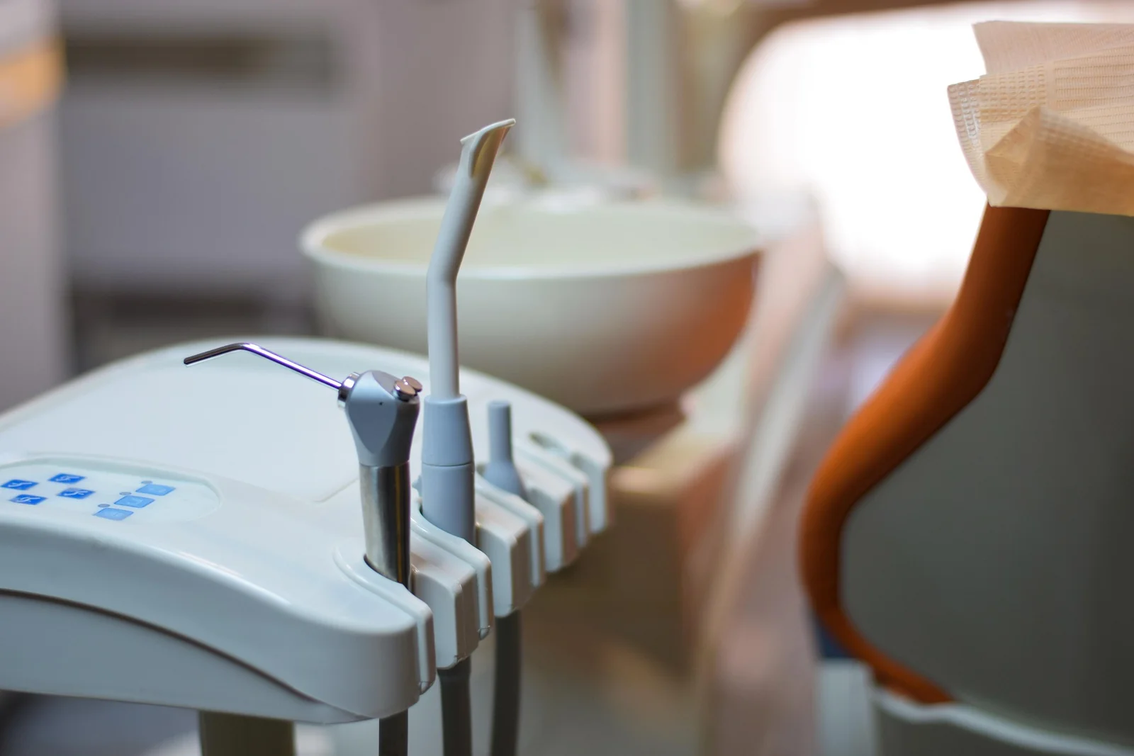 Equipamento odontologico em consultorio, com instrumentos de atendimento